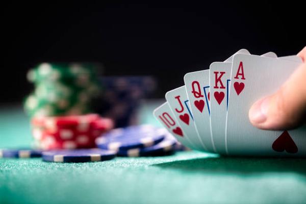 The Rise of Mobile QQ Poker Online: Playing on the Go